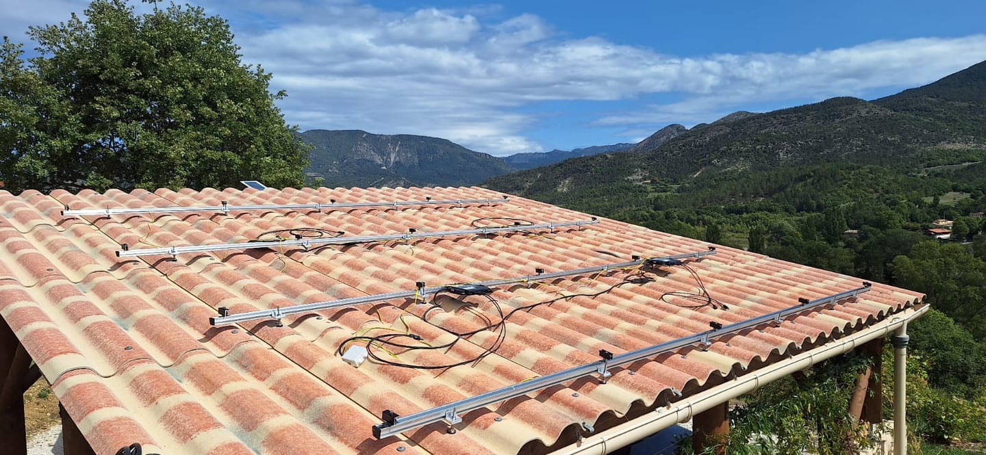 Installation des micro-onduleurs APsystems et mise à la terre sur carport en plaques PST à Mézel.