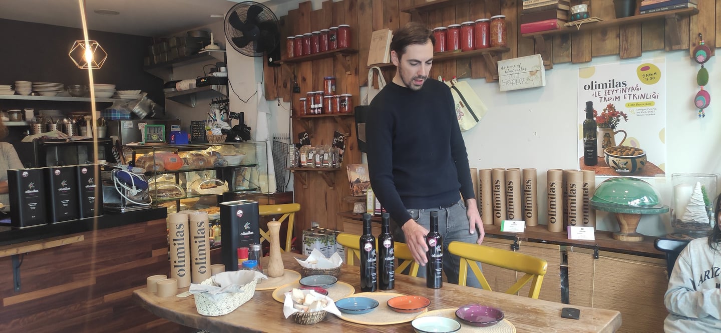 masada raflarda tezgahta olimilas marka zeytinyağı bulunun cafe boyacıköy görseli