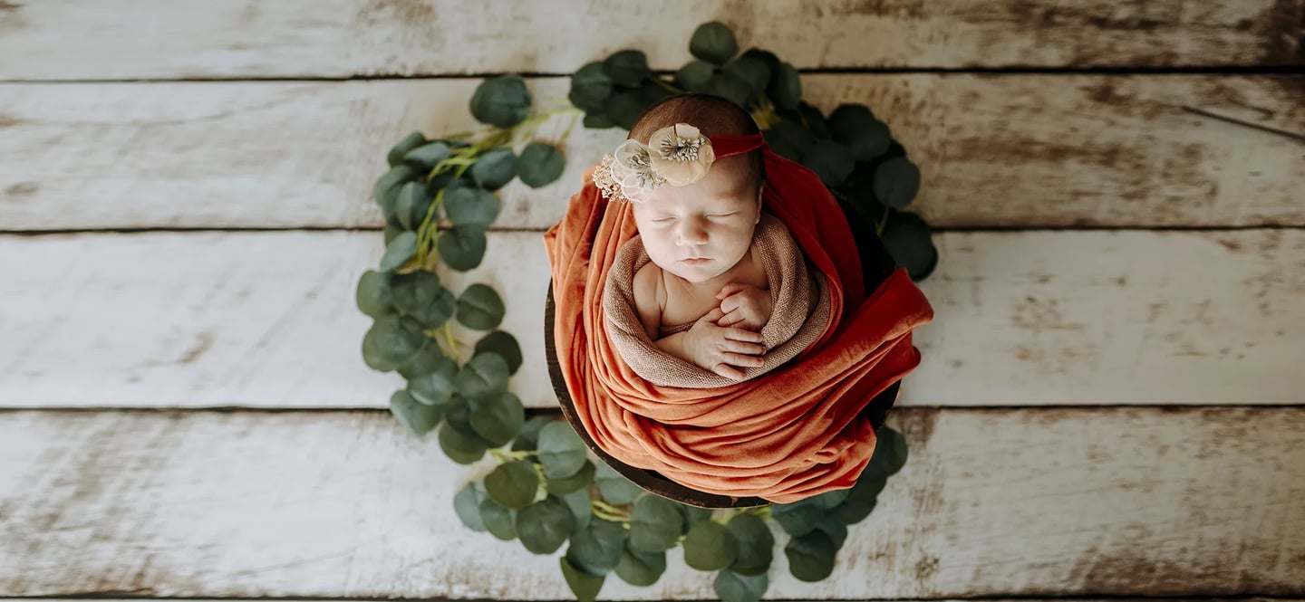 un bébé dans un panier