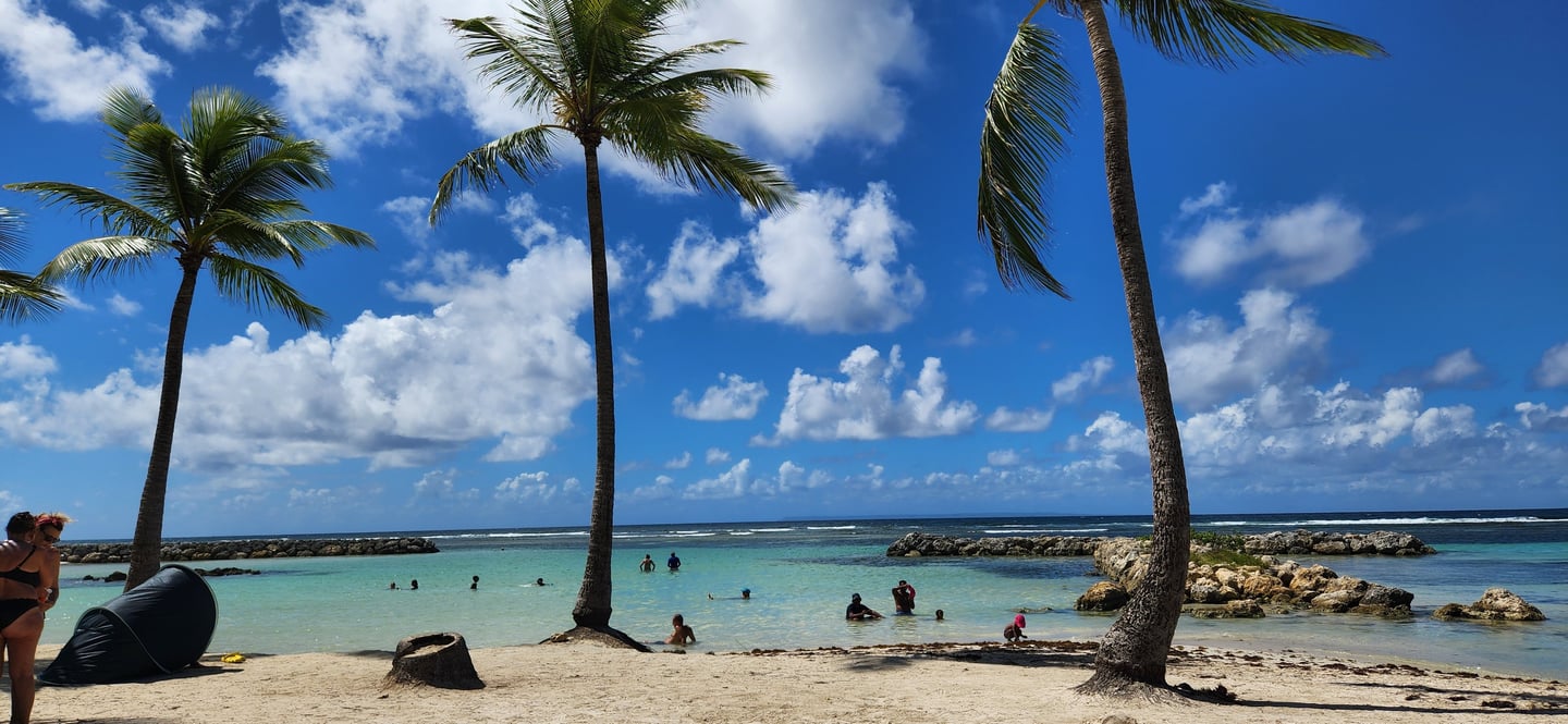 la plage du bourg de sainte anne à 10mn de la villa jolan