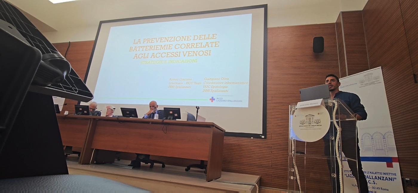 infermiere specializzato del posizionare accessi venosi ecoguidati a domicilio, PICC e Midline