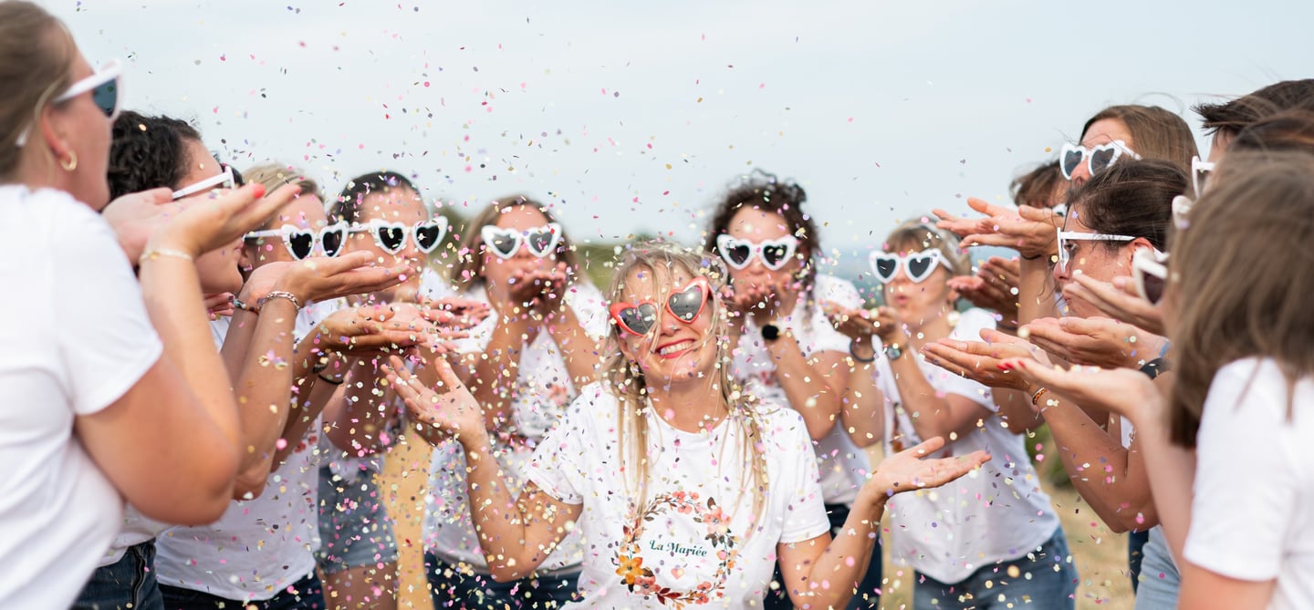 Un groupe de femmes portant des lunettes de soleil en forme de coeur lors d'un EVJF