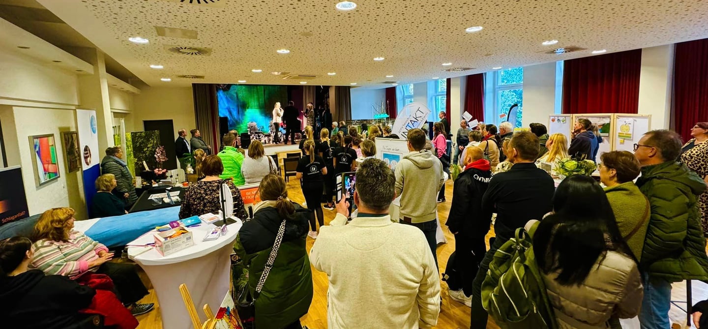 Gruppe Menschen verfolgt das Bühnen- und Messeprogramm auf der 1. Lebenszeit in Bocholt 2024