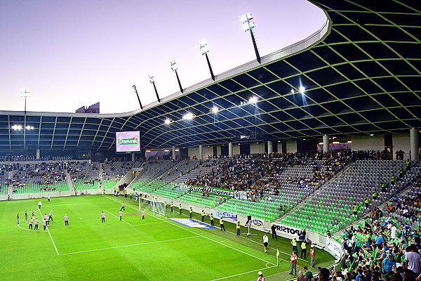 Innenansicht des Stožice-Stadions in Ljubljana – grün-weiße Kurve von NK Olimpija Ljubljana mit Fangesängen, Stadionromantik 