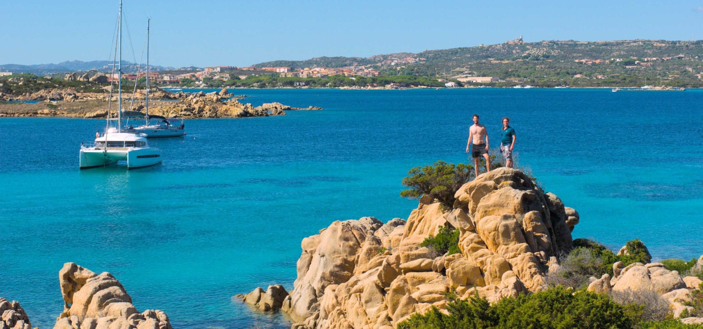 Caprera Sardinien Ankerbucht Katamaran