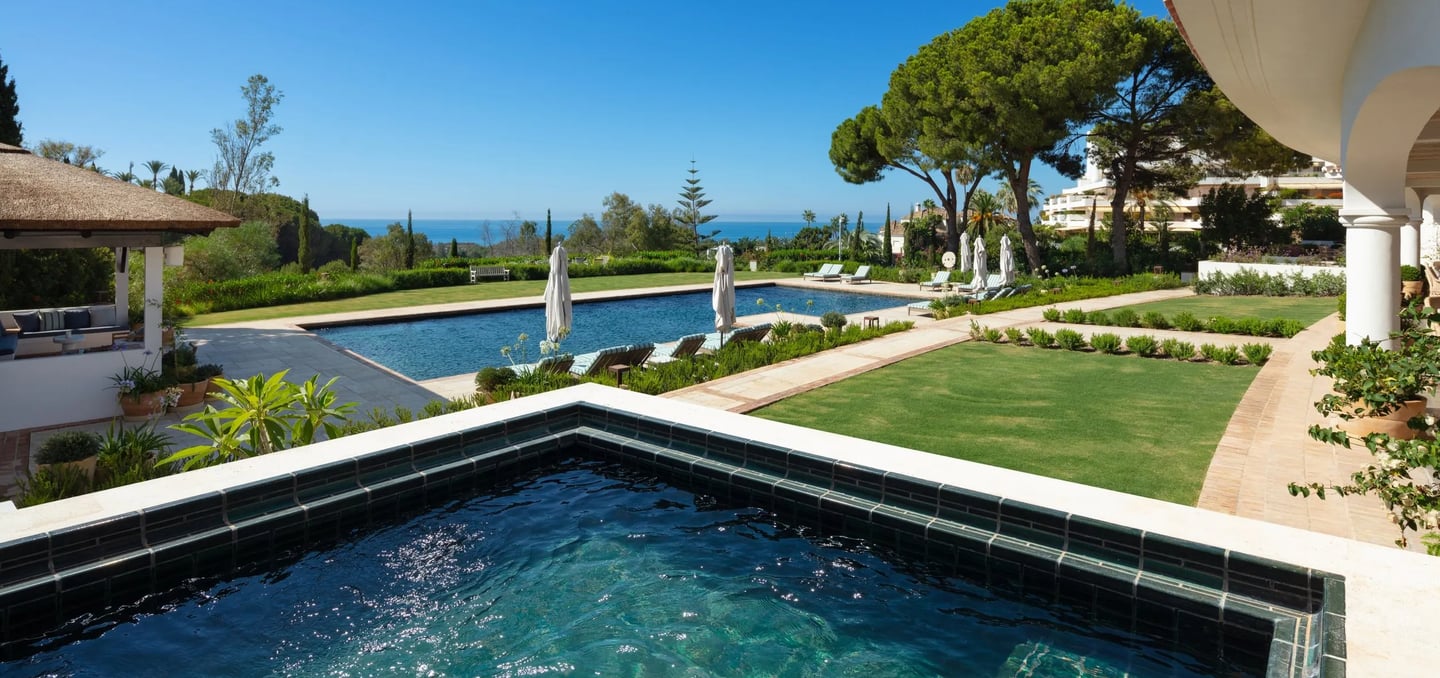 Infinity jacuzzi at Villa La Gratitud with sea-facing garden views