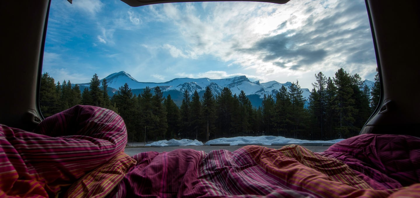 Vu d'un van sur la montagne