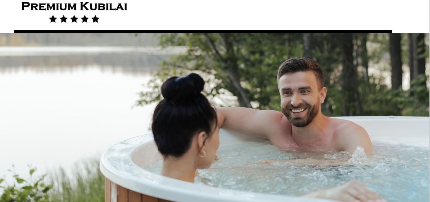 Pora karštame kubile ant ežero kranto