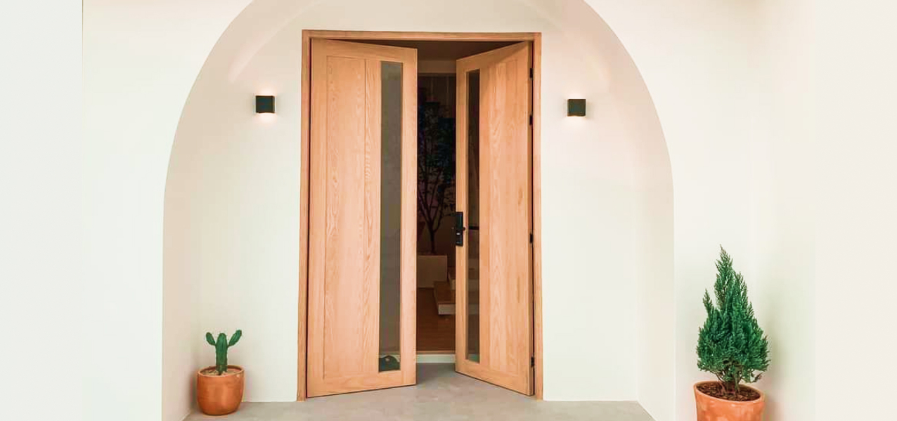 pintu solid wood panel tambahan kaca untuk rumah tinggal