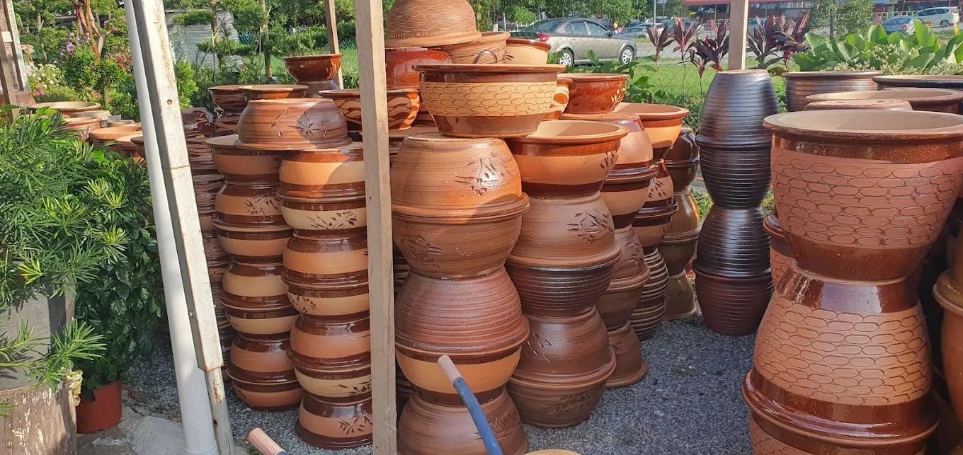 Variety of terracotta ceramic garden pots – Yie Yang Landscape