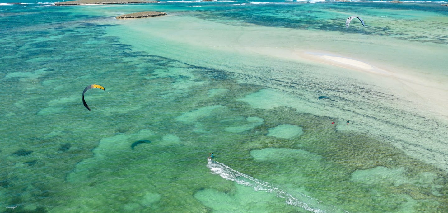 Spot de kitesurf de la baie de Sakalava à Madagascar avec plusieurs ailes en navigation, eau turquoi
