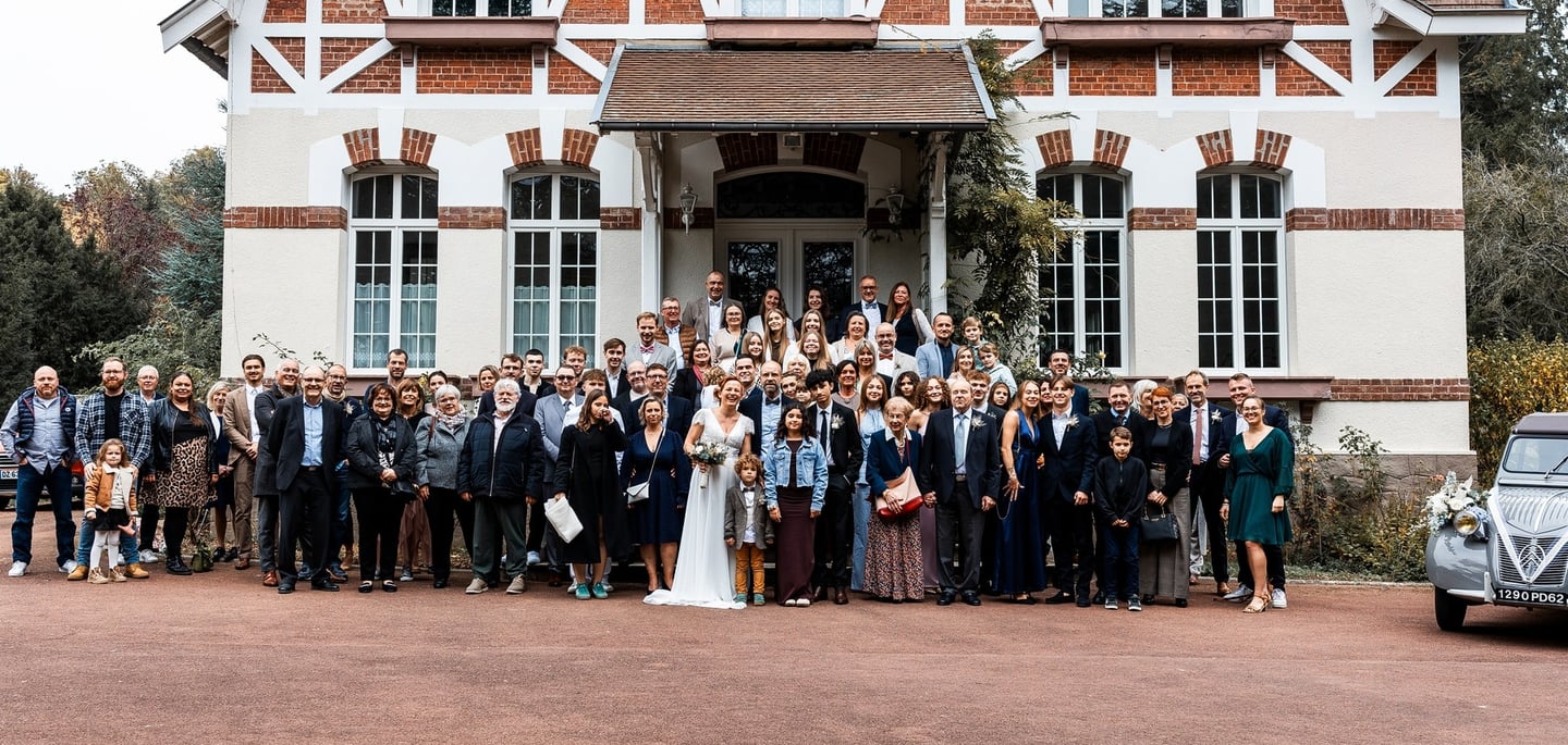 Groupe de personne réunies devant une propriété