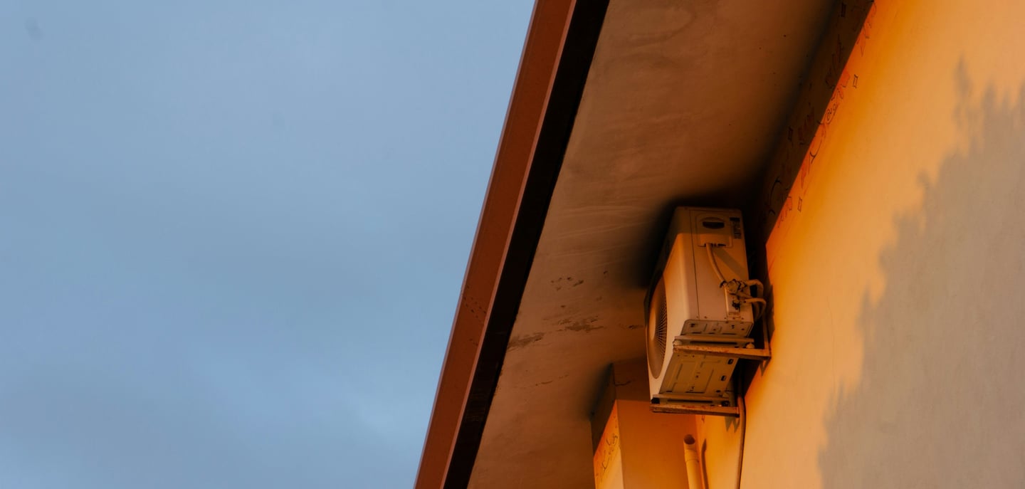 Entretien préventif saisonnier d'une climatisation extérieure pour une performance durable