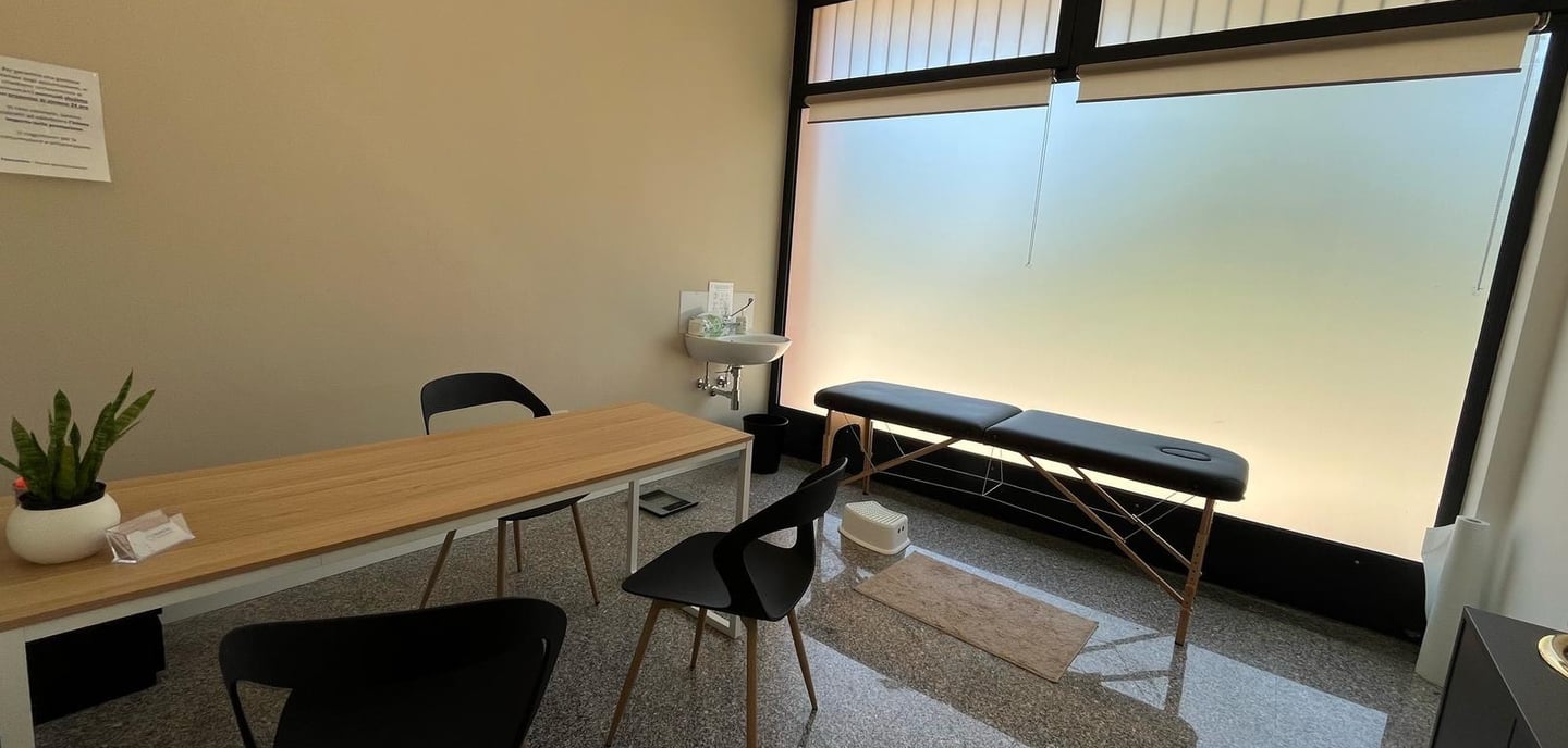 Area di lavoro e scrivania dello studio del nutrizionista di Camisano Davide Milani