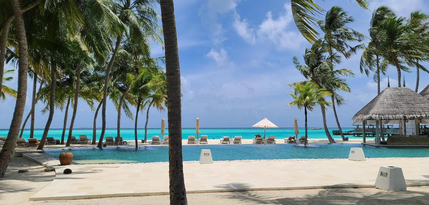 gili-lankanfushi-maldives-pool