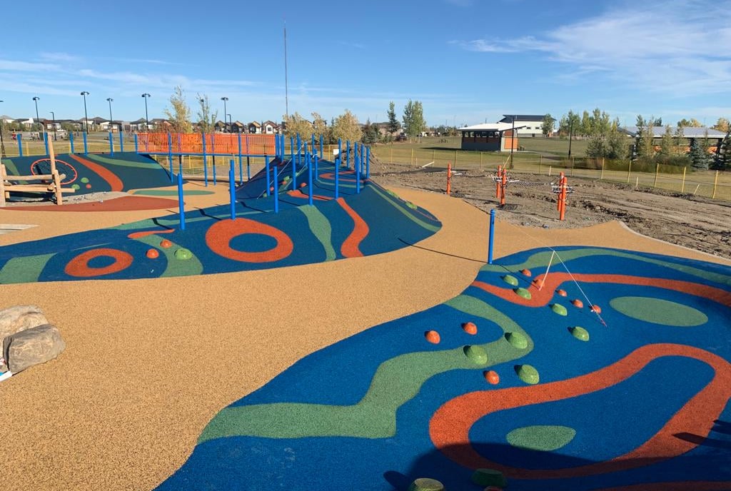 Sloped rubber play surfacing