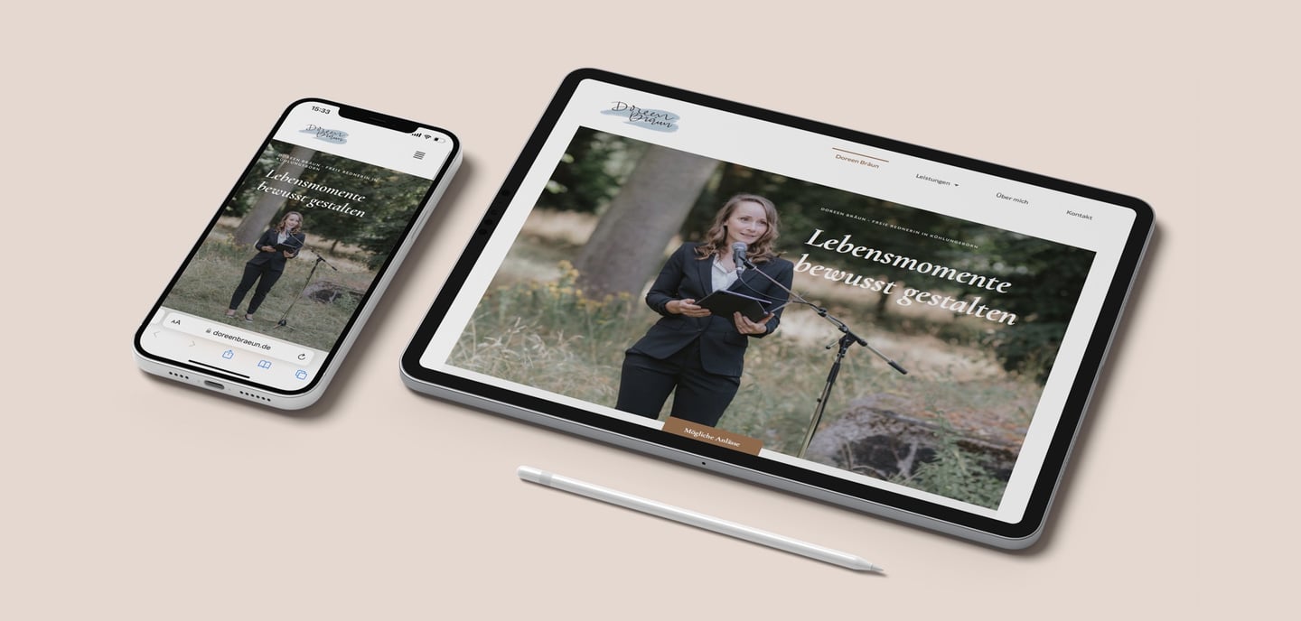 ein tablet und ein smartphone mit bildern einer website