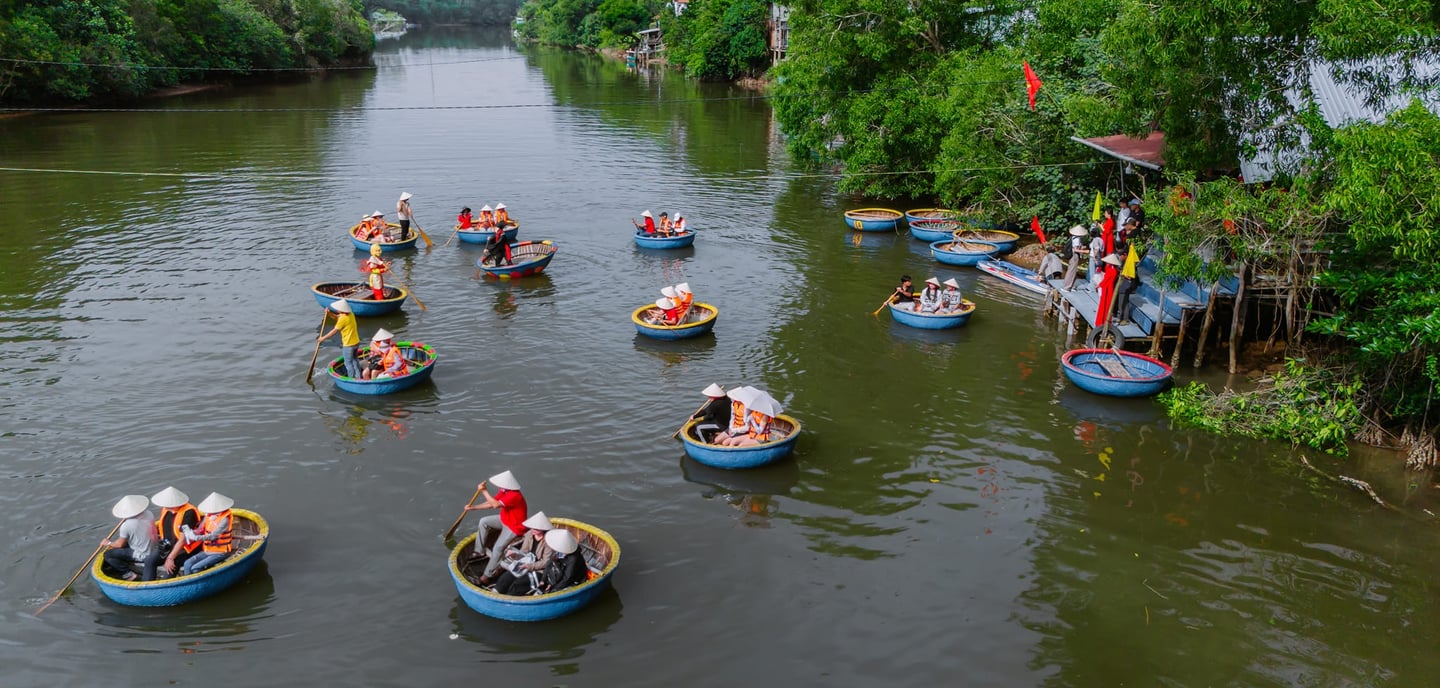 Tour thuyền thúng Phú Quốc trên sông Cửa Cạn