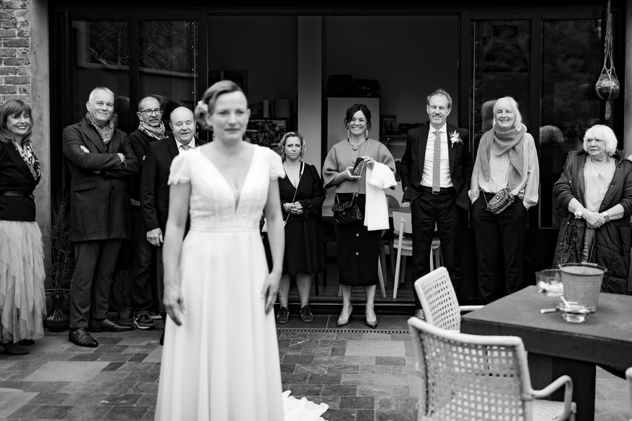 Un groupe de personnes autour d'une femme en robe de mariée