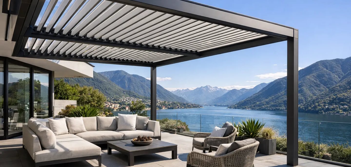 Esempio di pergola bioclimatica con permessi edilizi in Ticino su abitazione moderna