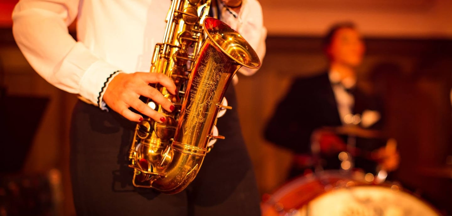 Lina Peters, saxofonista em Lisboa, a atuar num evento ao vivo