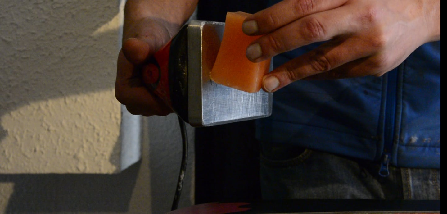 un homme qui fait fonde du farte sur un fer 