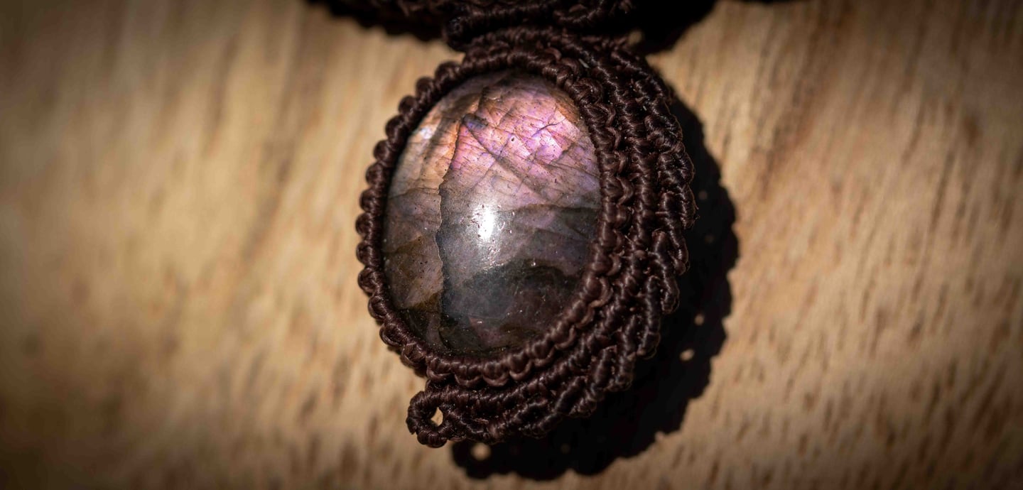 micromacramé, labradorite, collier, artisanat français, fil Linhasita, fabriqué en France, macramé, fait main