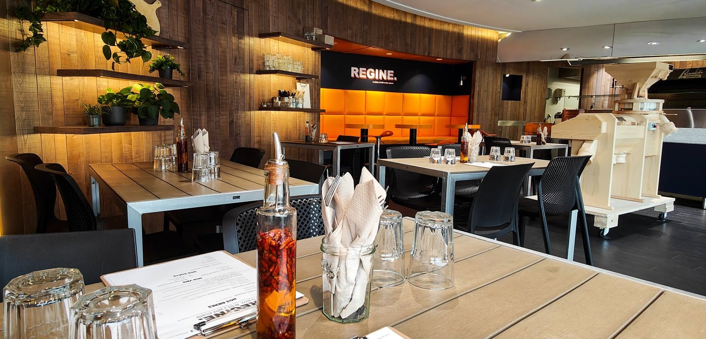 Salle restaurant de pizzeria Régine à Mionnay. Pizza à emporter/sur place/parking.