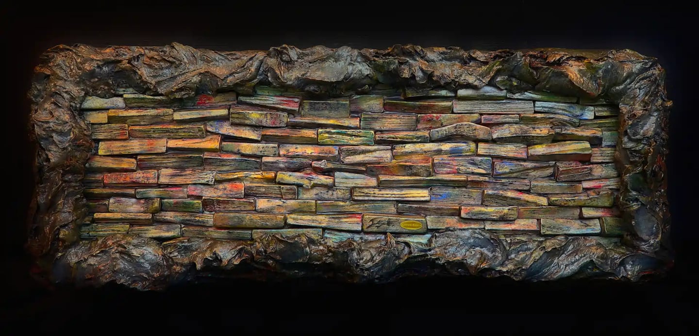 Abstraktes Gemälde aus bunten Holzscheiten mit massivem, eleganten Gipsrahmen.