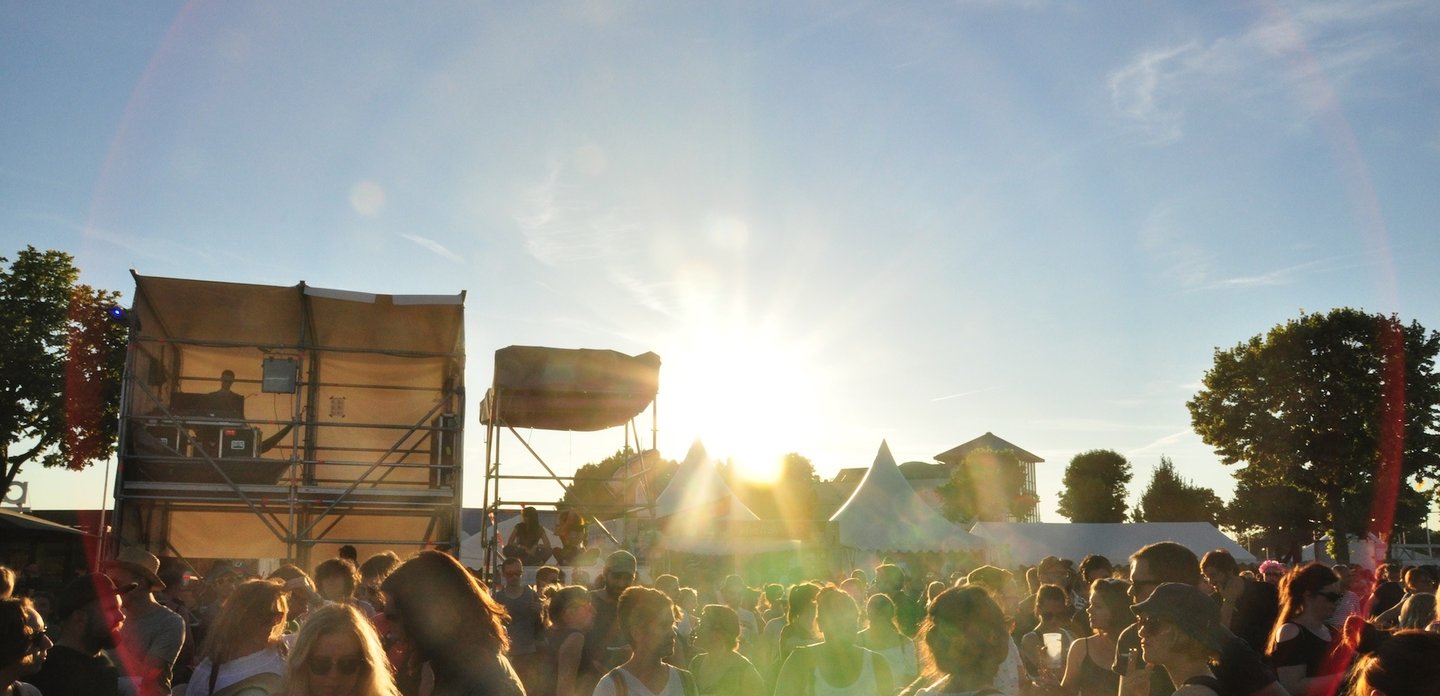 Une Évasion Artistique sous le Ciel Estival