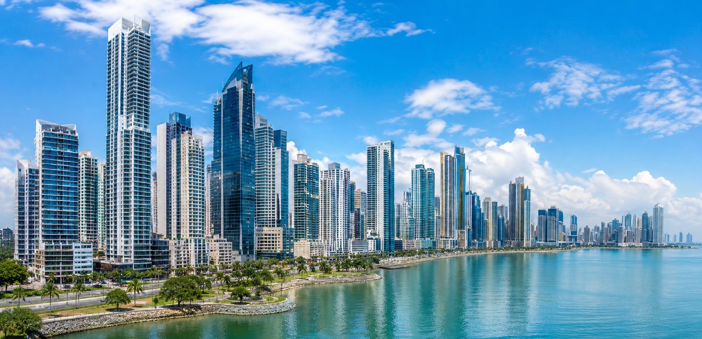 Panorama di Panama City con il quartiere finanziario e i grattacieli sul lungomare