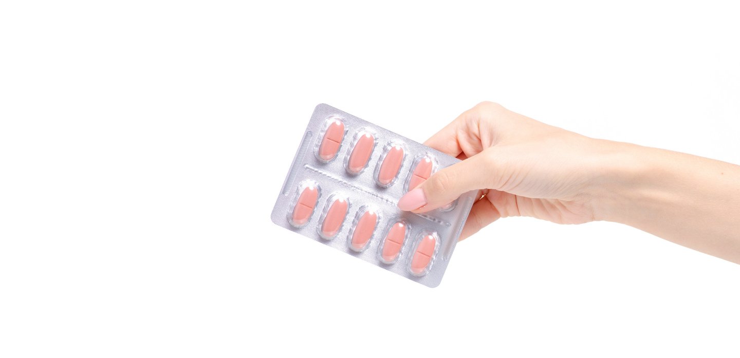 Una persona sosteniendo un bliste de comprimidos en sus manos