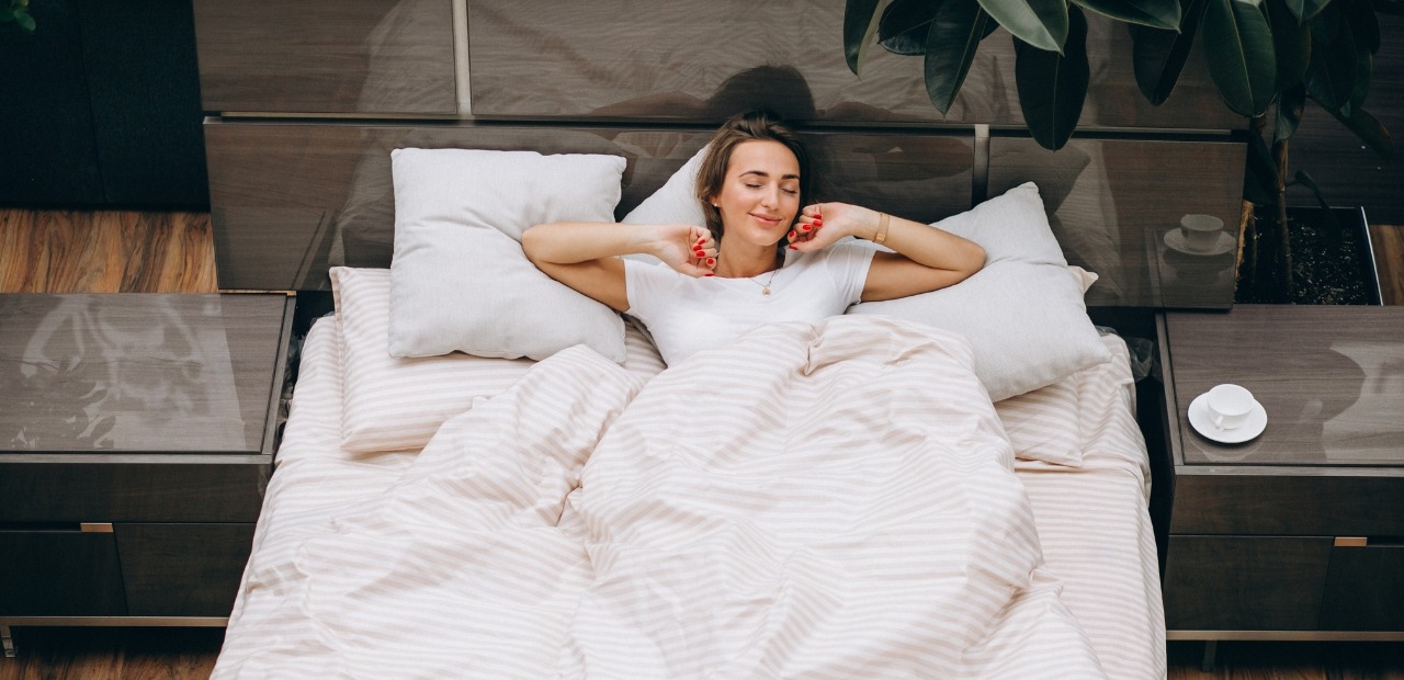 Pareja descansando en colchón cómodo que mejora la calidad del sueño