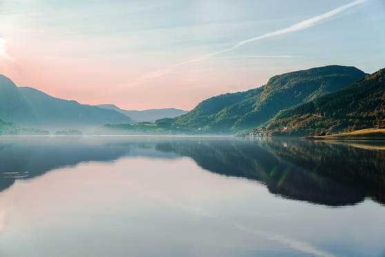 “Paysage naturel avec un lac calme, symbole de sérénité, pour le site de Clara Dejean, psychologue à