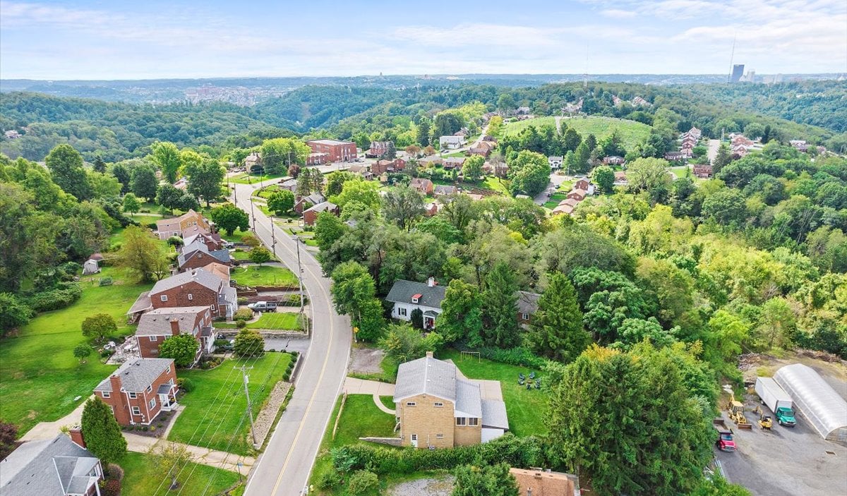 Experience the perfect blend of modern comfort and convenience in this stylish Pittsburgh vacation h