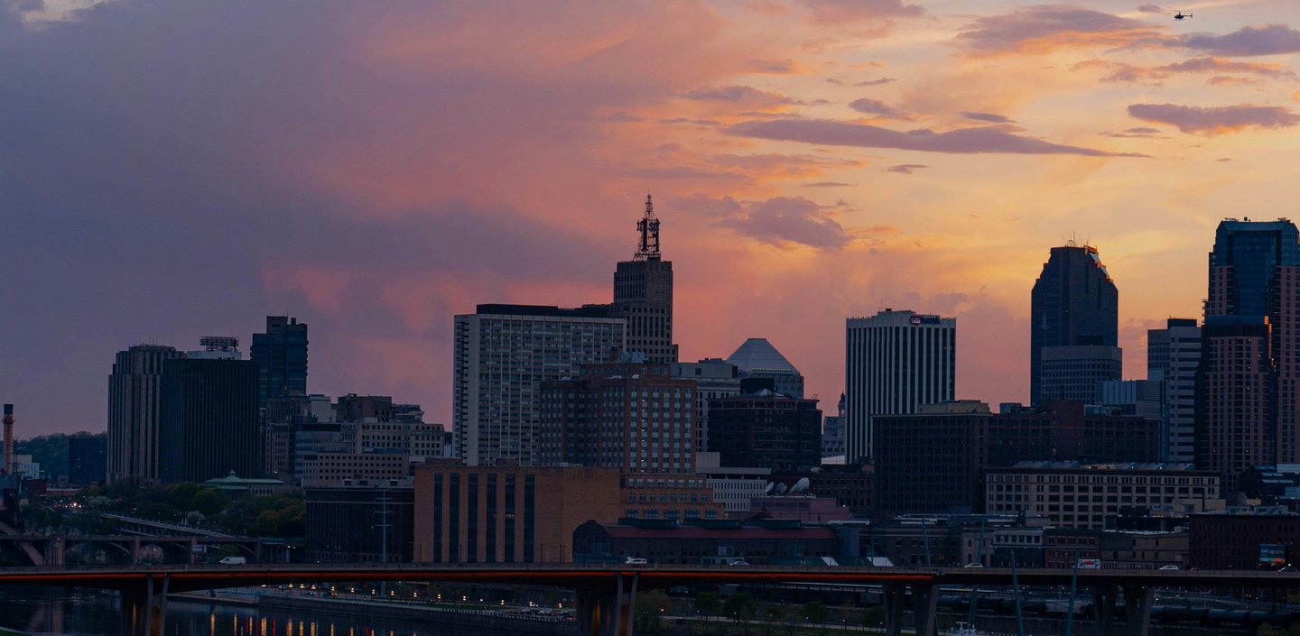 Cleveland, Ohio skyline with a bridge and a bridge over the Ohio River.