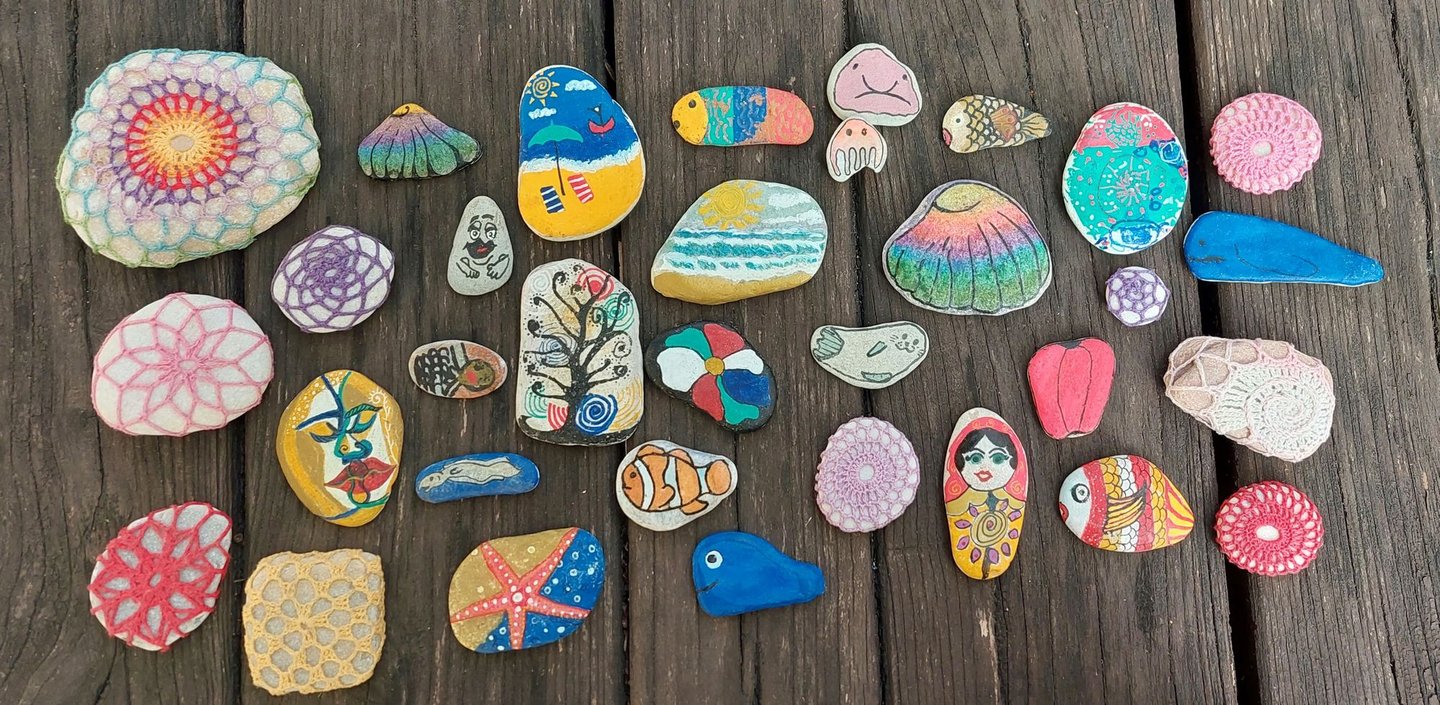 Heklanje i akril na kamenu