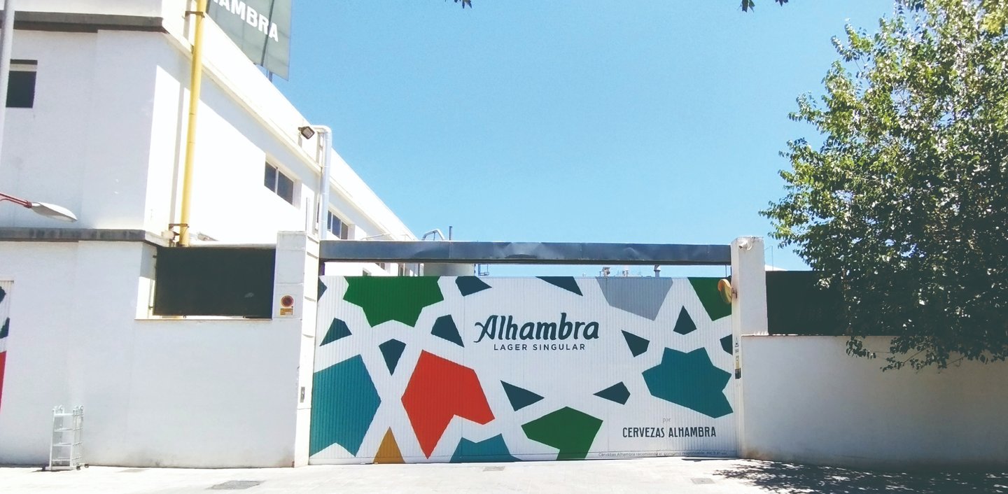 Graffiti mural corporativo en fachada fábrica Cervezas Alhambra. Para la campaña de Grupo Mahou.