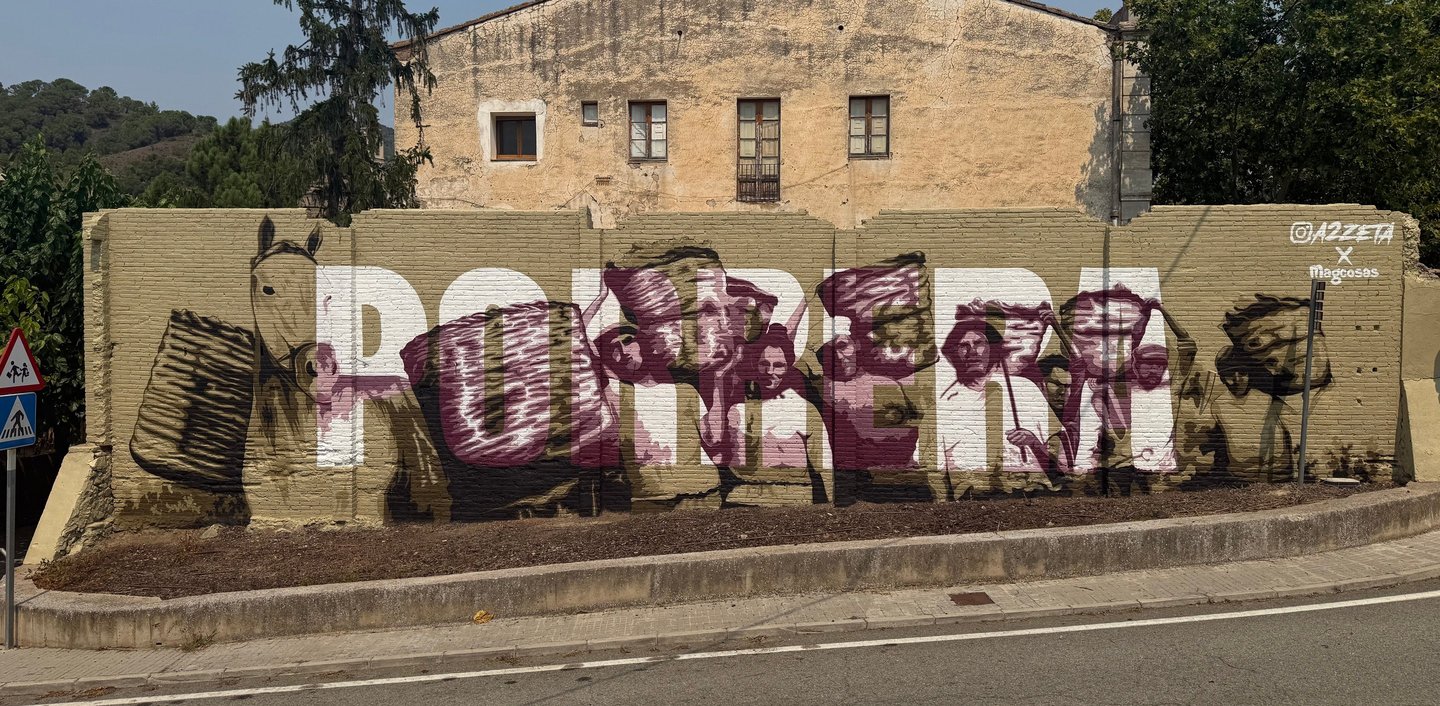 Mural de gran formato sobre fachada urbana realizado con aerosol. Representación figurativa que comb
