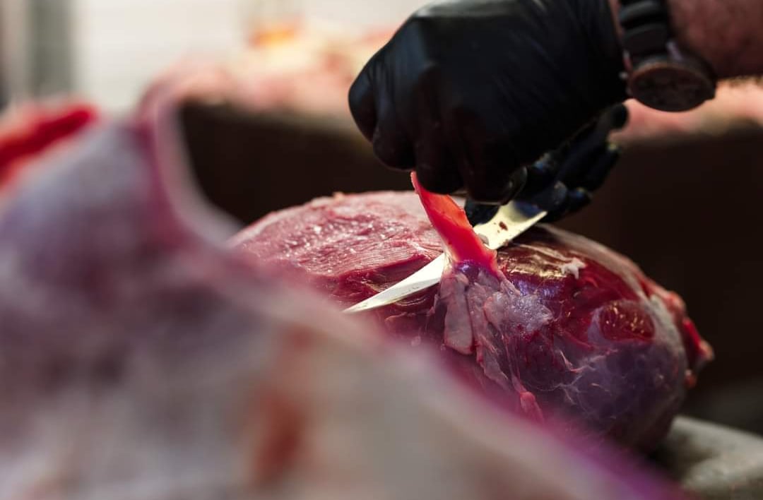 A butcher prepare an orfer
