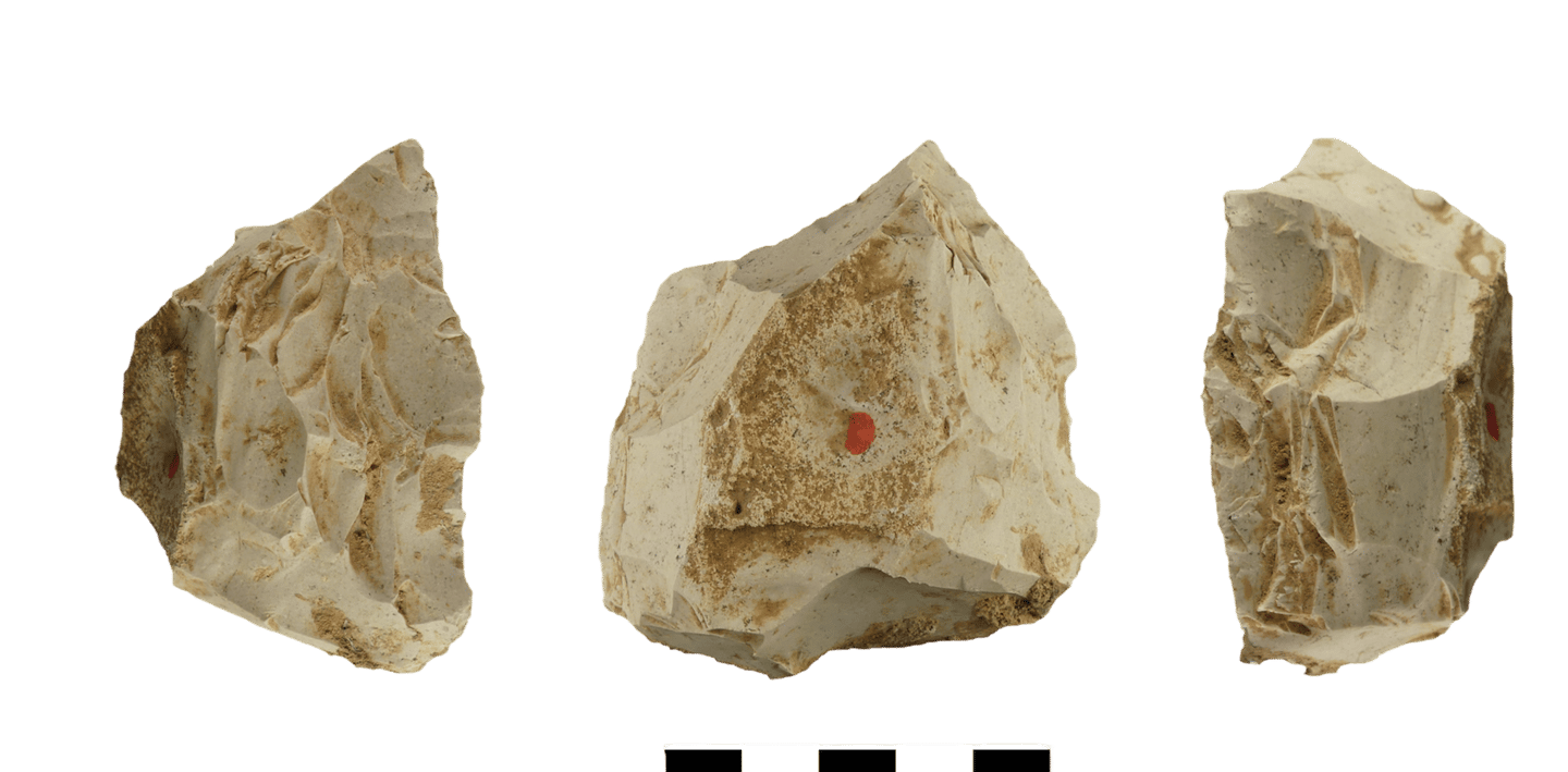Racloir Quina en silex provenant de l'abri du Maras