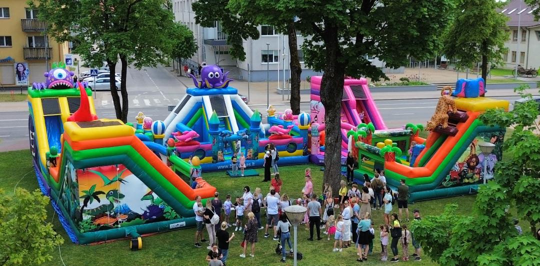 Pagal individualų 3D projektą pagamintas realus pripučiamų batutų parkas renginio metu