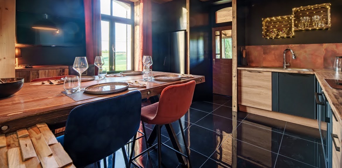 diner aux chandelles dans cuisine style bistrot chic