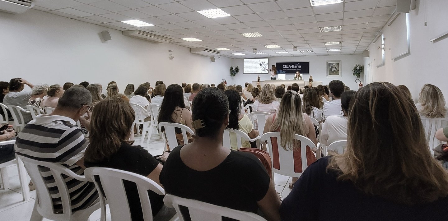 a group of people sitting in chairs in a room