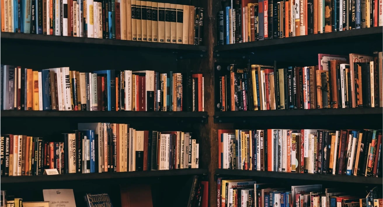 Rayonnage de livres dans bibliothèque optimisé pour l'accueil client haut-de-gamme