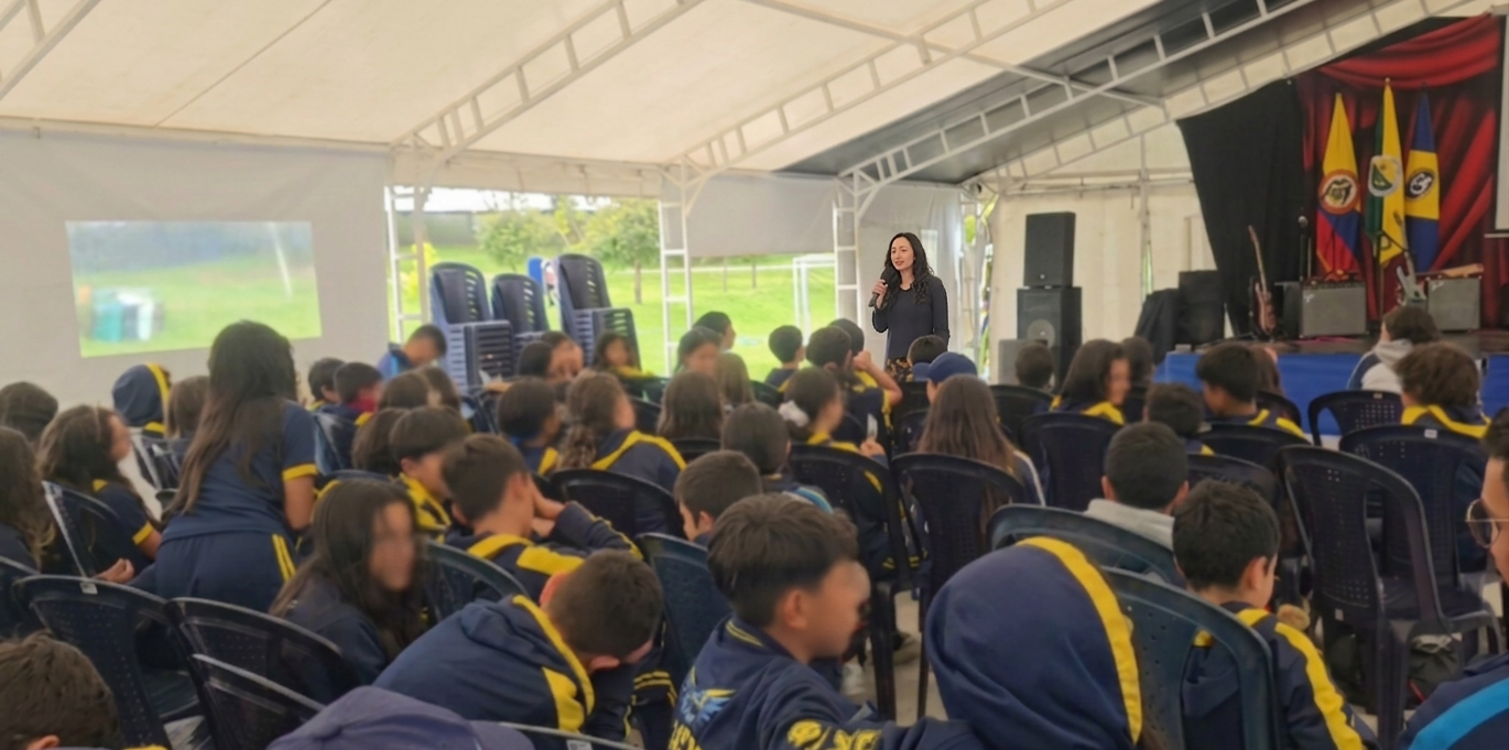la Psicologa Mary Bejarano dando una charla en un colegio reconocido en la ciudad de Bogotá, Colombia