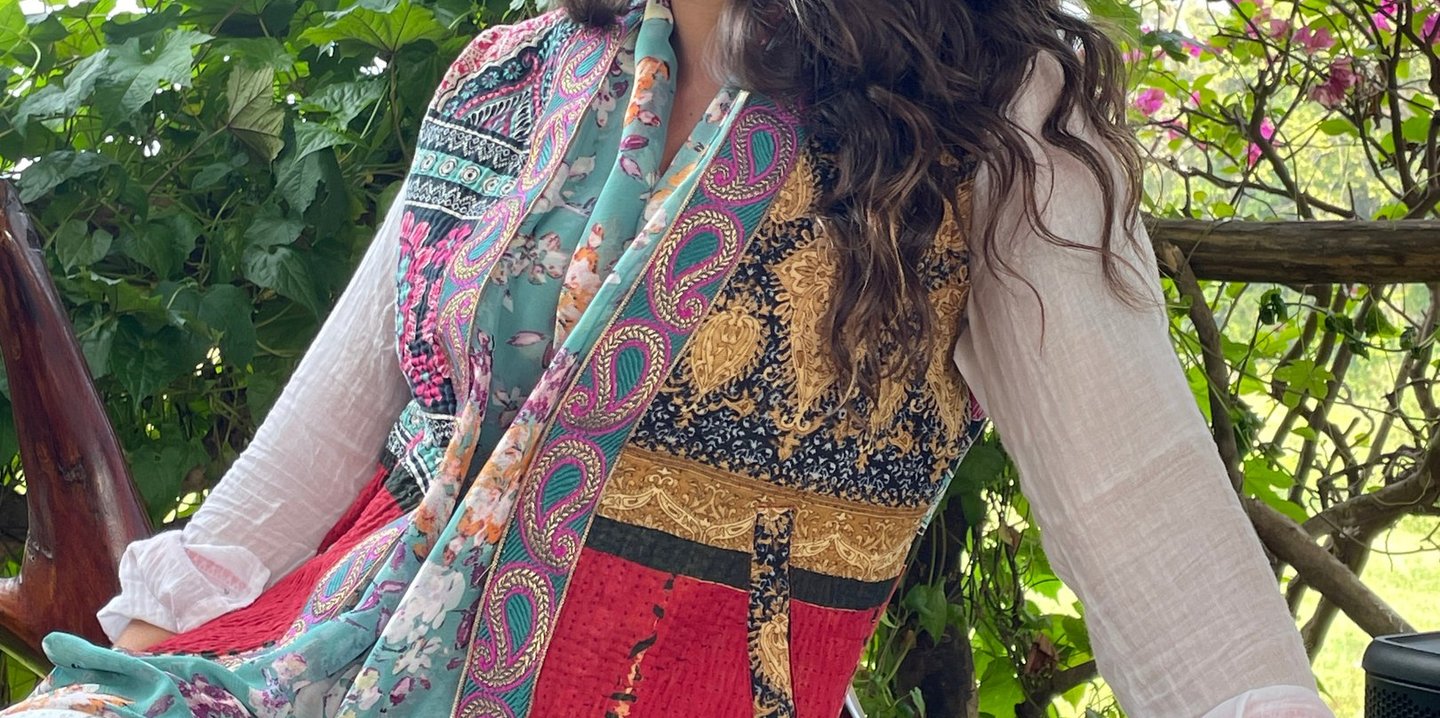 gilet realizzato con tessuto tradizionale Cantha