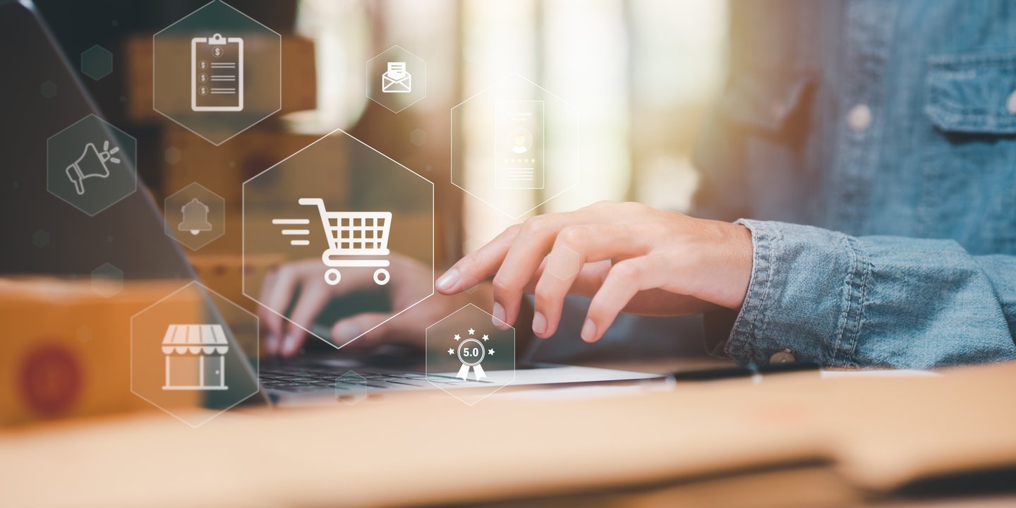 mano escribiendo en la computadora