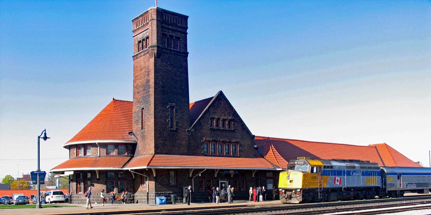 Train 82 arriving at Brantford Station