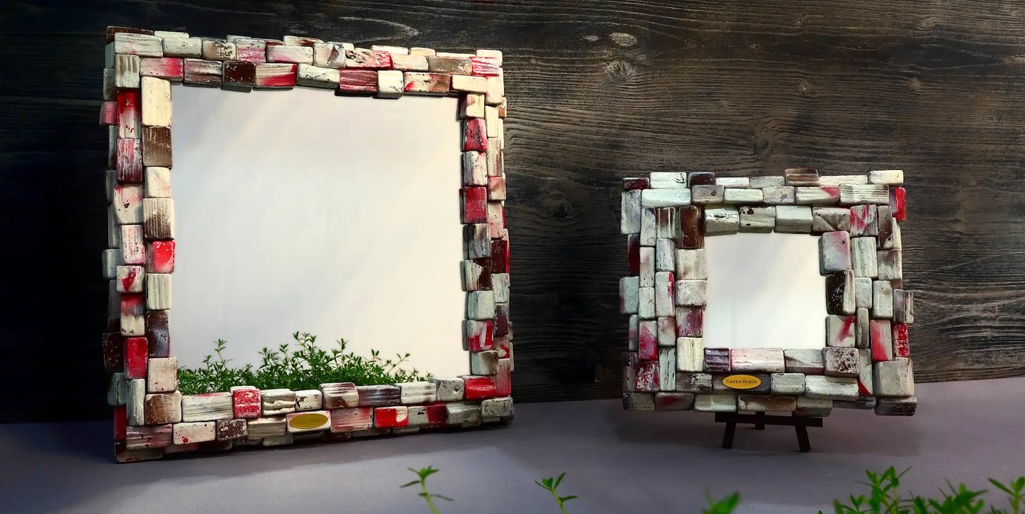 Elegante GREEN RUBIN Spiegel-Unikate mit Rahmen aus Holzscheiten in den Farben Rosé, Weiß und Braun.
